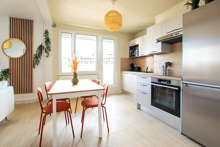 avant après avec cuisine entièrement rénovée et équipée