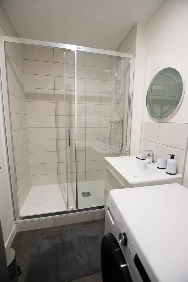 travaux d'embellissement et d'aménagement réalisés dans salle de bains