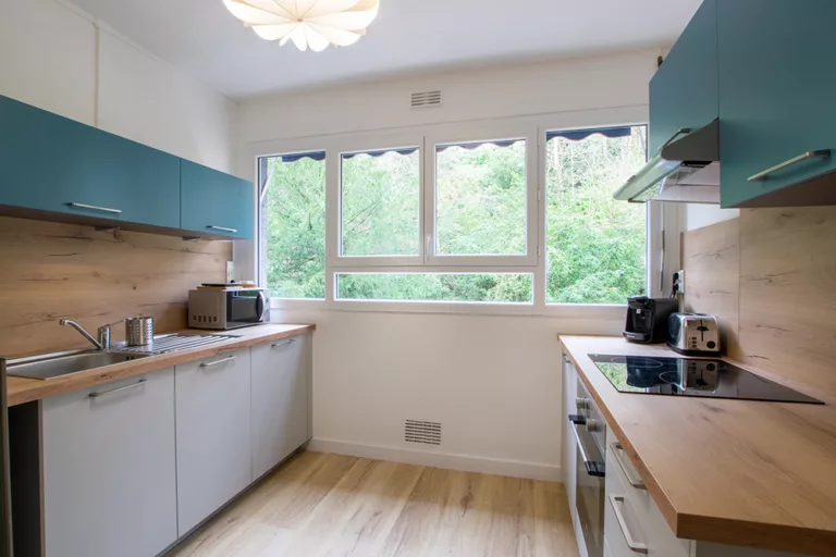 avant après pour cette cuisine entièrement équipée