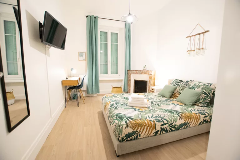 chambre avec parquet et cheminée dans appartement rénové
