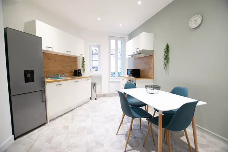 cuisine équipée avec coin repas