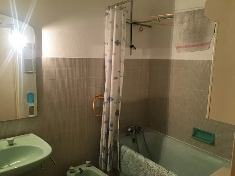 salle d'eau à rénover dans appartement ancien