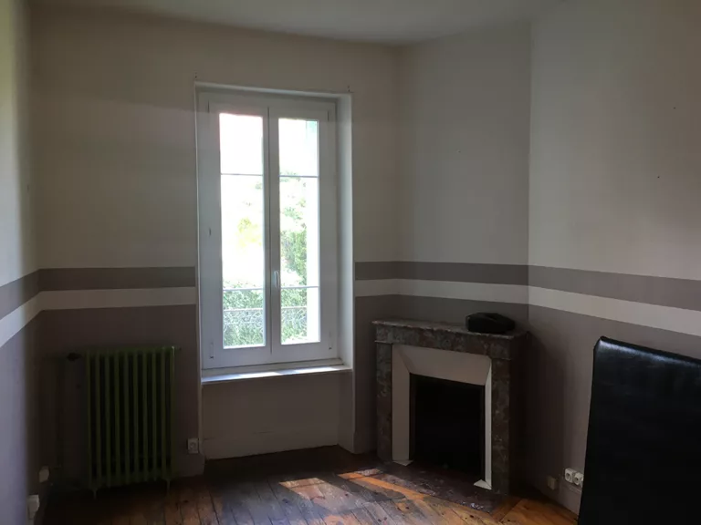 salon à rafraîchir avec parquet et cheminée